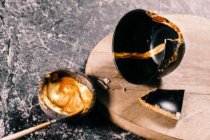Kintsugi - vase cassé et préparation poudre d'or